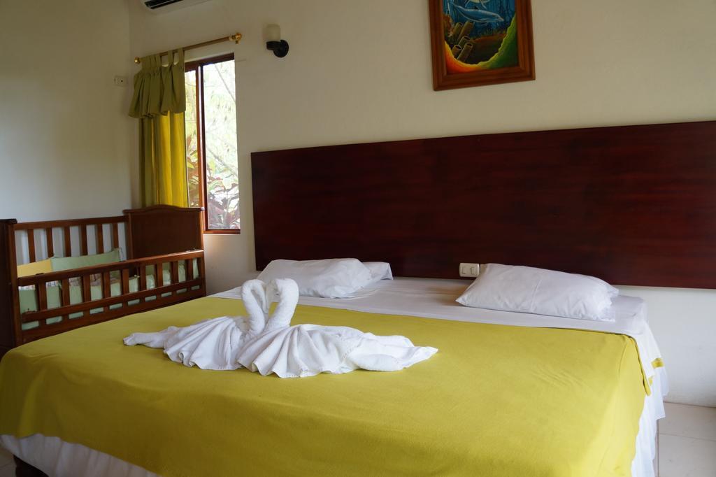 Piedras Blancas Lodge Puerto Ayora  Exterior photo
